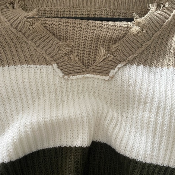 NEW DISTRESSED BLOCK SWEATER
⭐️LONG SLEEVE CROP STYLE ⭐️ - Picture 9 of 10